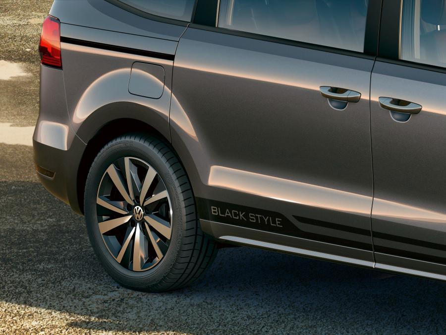 Детали экстерьера Volkswagen Sharan Black Style 2018 года  (фото 2 из 3)